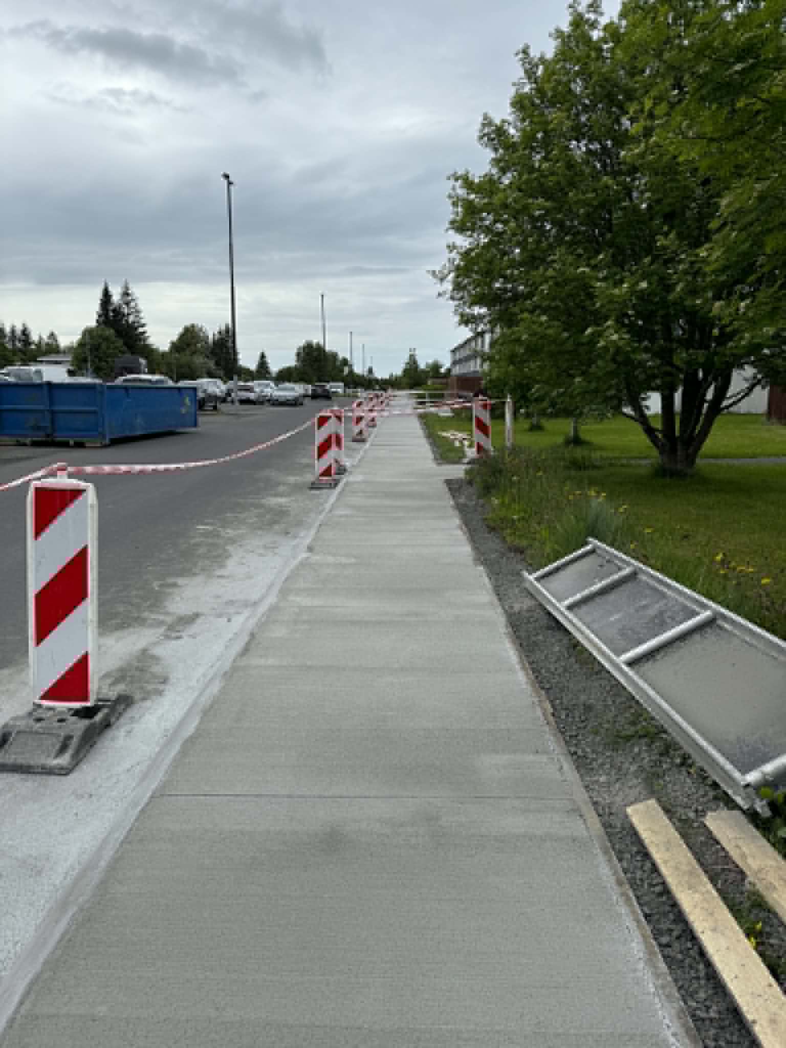 Nýsteypt gangstétt við Stíflusel